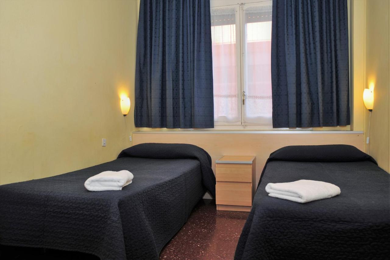 Hostal Bejar Барселона Экстерьер фото